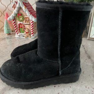 Classic Short Uggs Size 5 Black
